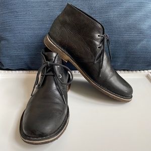 UGG Men's Black Crinkle Leather Leighton Chukka Boot - Size 10